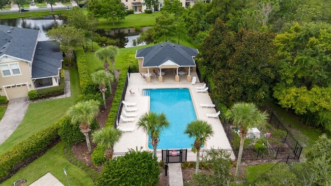 Building Photo - Town House 3 Bedroom and /2.5 Bathrooms. At Lee Vista area gated Community.