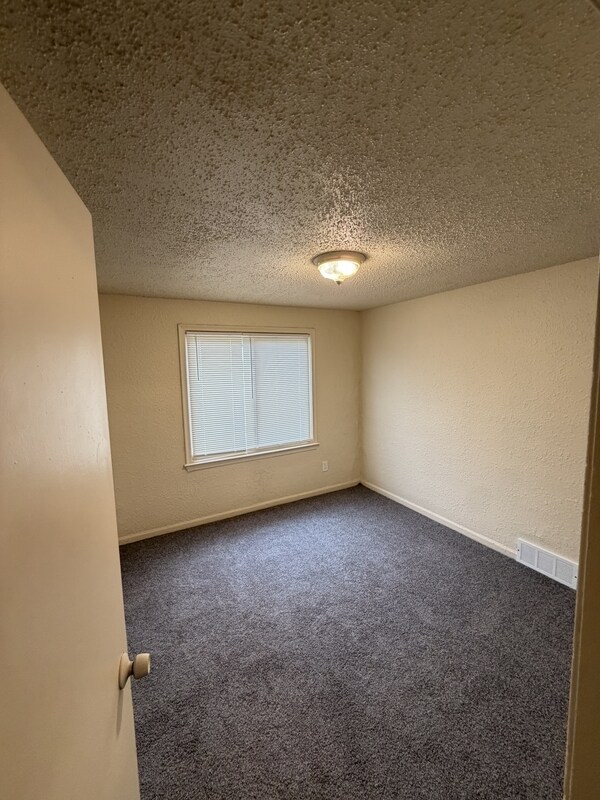 Building Photo - 9501 Greenview Ave