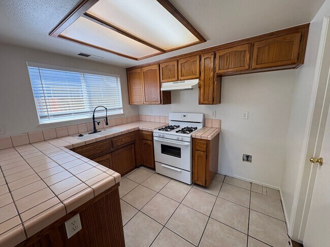 Building Photo - Cozy Home On Spacious Lot In Tulare Available Now!