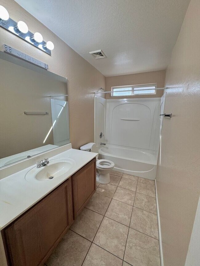 Building Photo - GREAT 4BEDROOM/3BATH HOME WITH ALL THAT YO...