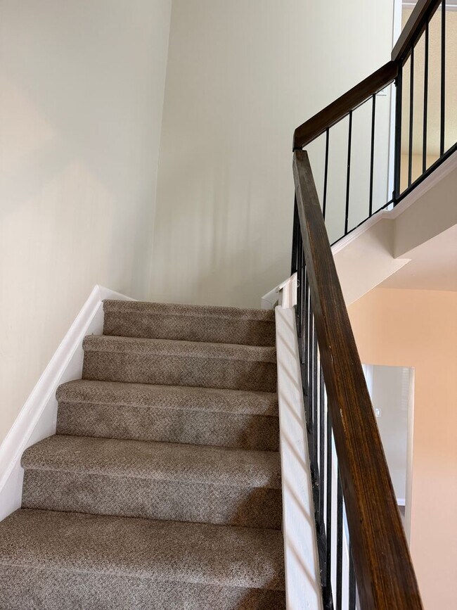 Building Photo - WINDSOR OAKS WEST - Three Bedroom Townhome