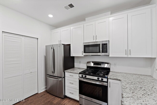 Building Photo - 827 Stiller Ln