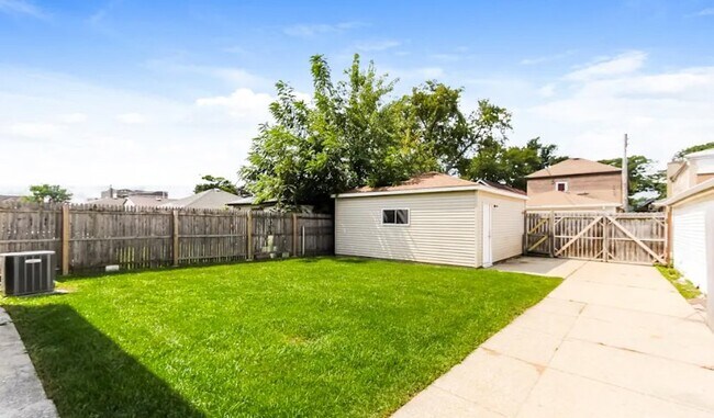 Building Photo - 2418 N 75th Ct