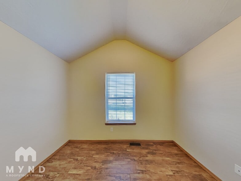 Building Photo - 701 N Pinewood Ave