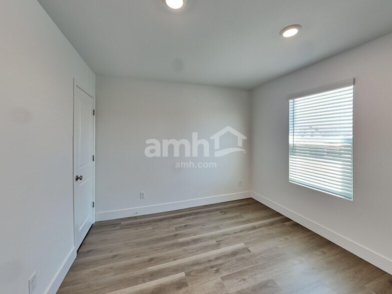 Building Photo - 5824 Vaes Dothrak St