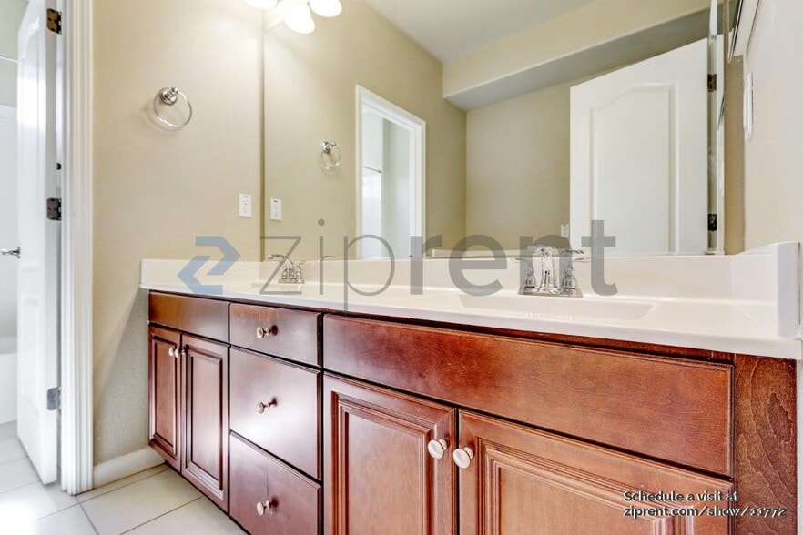 Building Photo - Unit