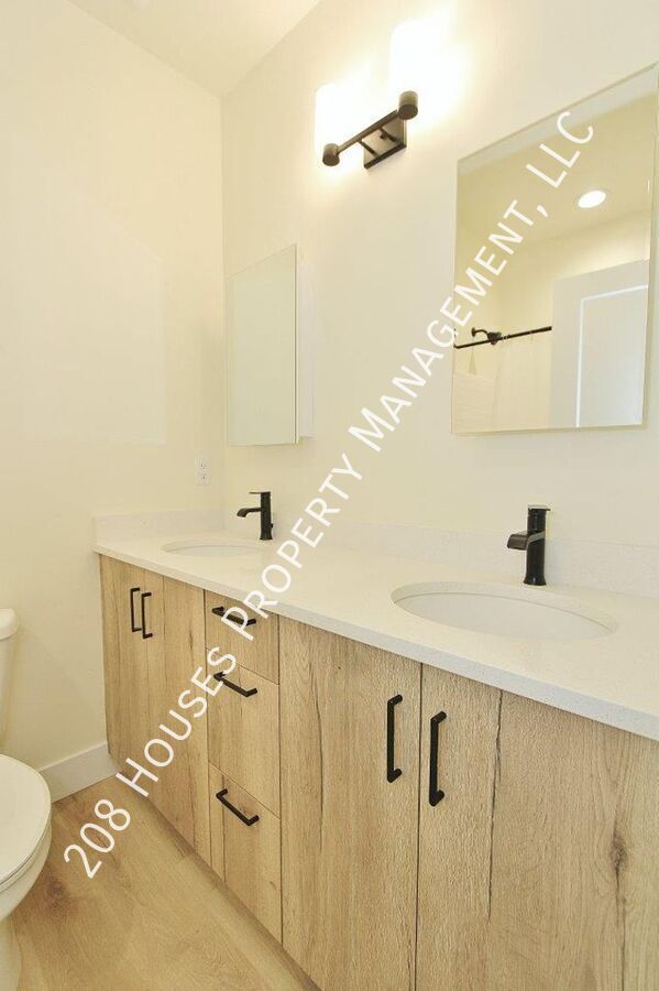 Building Photo - Immaculate Apartment *75% Off First Months...