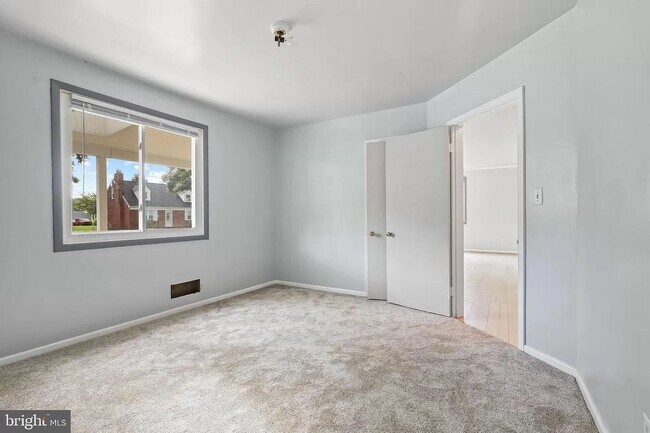 Building Photo - Picture-Perfect 2 Bedroom Home!