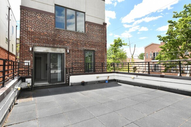 Building Photo - 58 Giles Ave