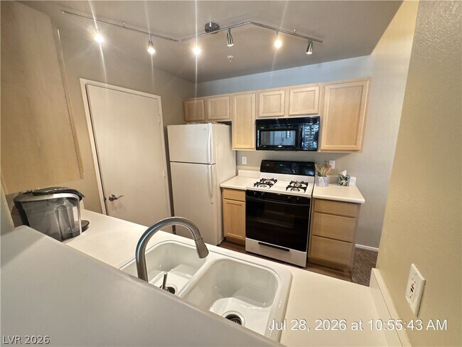 Building Photo - 950 Seven Hills Dr