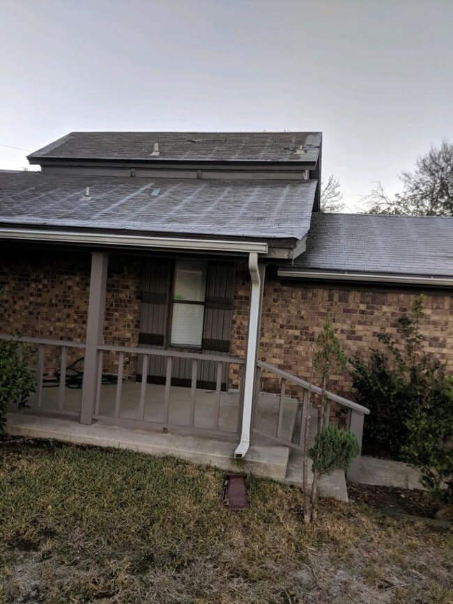 Building Photo - Attractive 3 bed / 2 bath family home