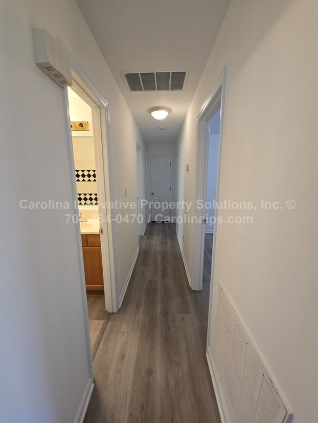 Building Photo - 1805 Falconhurst Dr