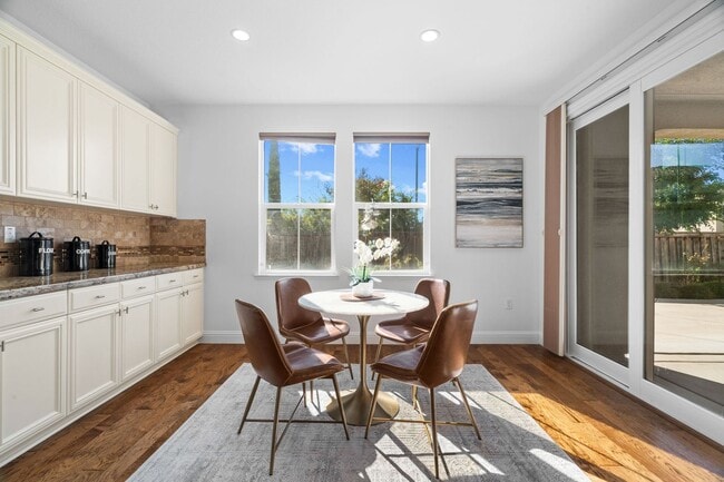 Building Photo - HILLTOP CORNER HOME WITH GORGEOUS VIEWS
