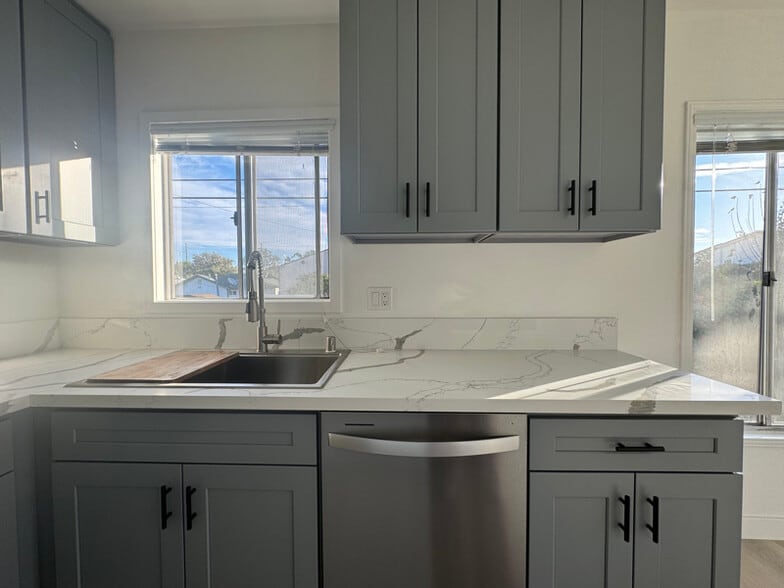 Building Photo - 3740 S Bentley Ave