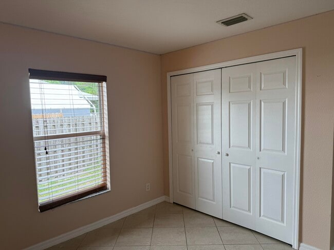 Building Photo - 1357 SE Sandia Dr