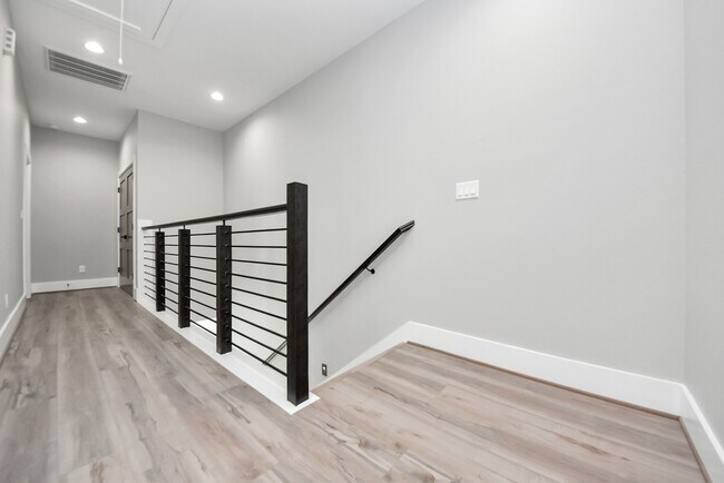 Building Photo - 604 W 28th St