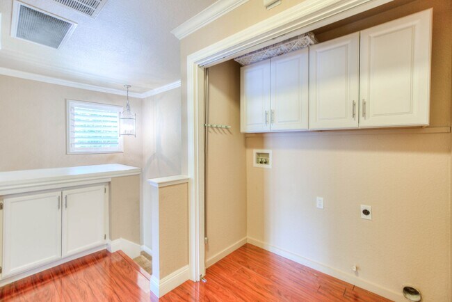 Building Photo - Elegant 3-Bed Home in Quiet Folsom Neighbo...