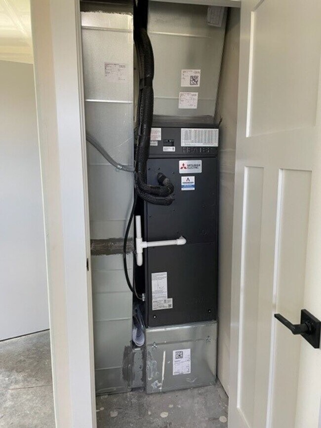 Building Photo - Townhouse For Lease