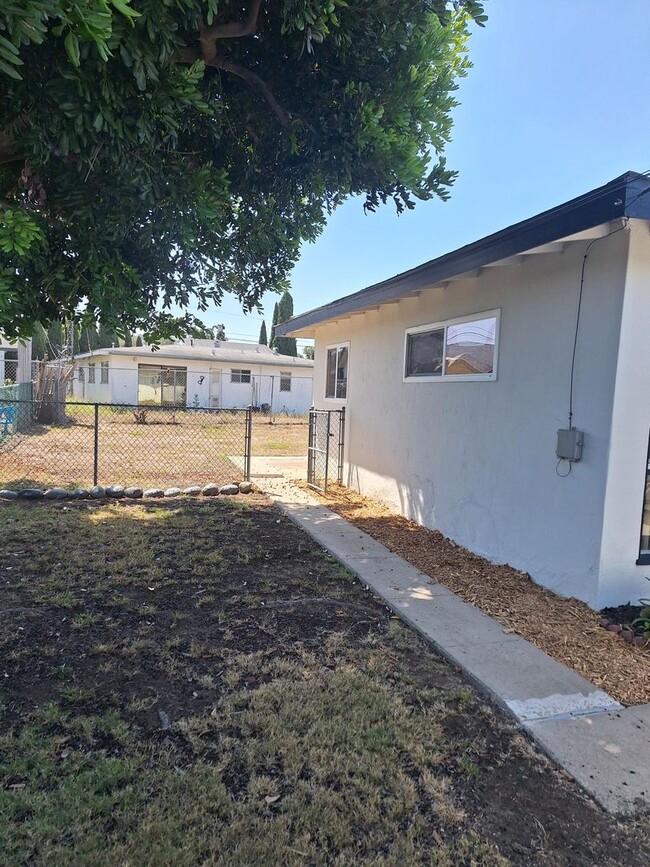 Building Photo - Beautifully Renovated 3-Bedroom, 1-Bath Duplex in Clairemont