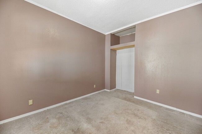 Building Photo - Charming 2 Bed 1 Bath - 2 weeks FREE!