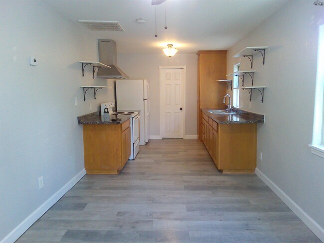 Building Photo - 1805 Lucile Ave