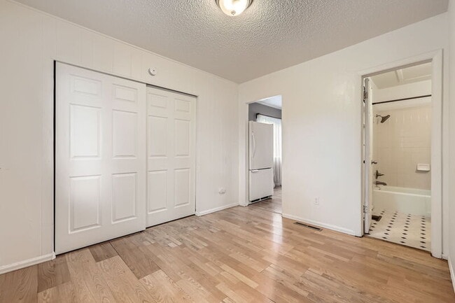 Building Photo - 2517 W Willamette Ave