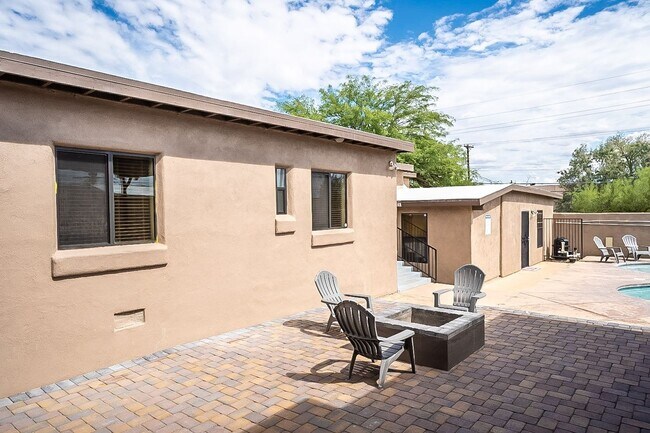 Building Photo - 928 E 6th St