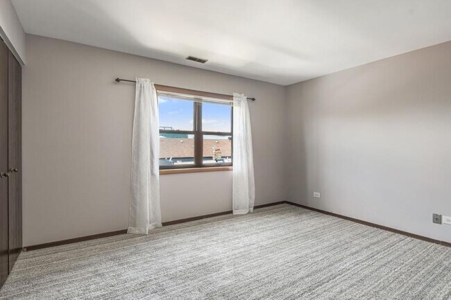 Building Photo - 2 bedroom in Chicago IL 60625