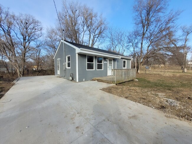 Building Photo - Renovated (in 2024!) two bedroom home, har...
