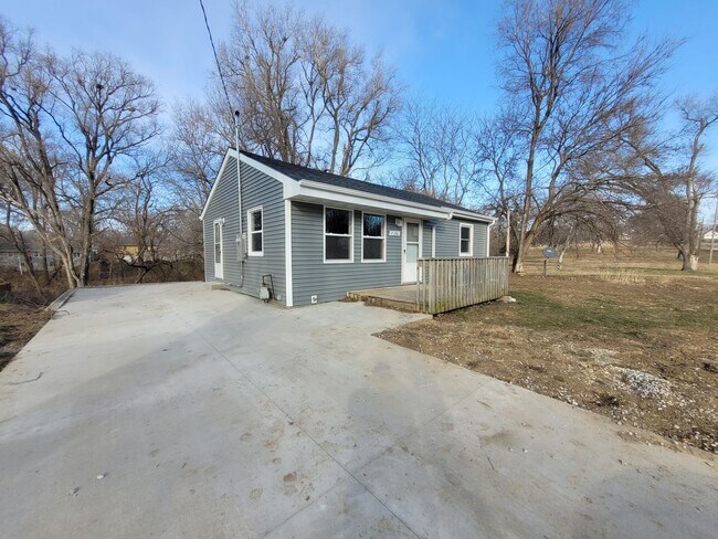 Building Photo - Renovated (in 2024!) two bedroom home, hard surfaces throughout!