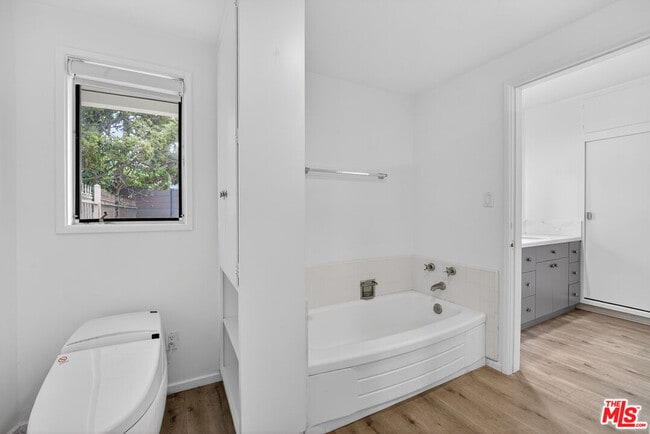 Building Photo - 935 Linda Flora Dr