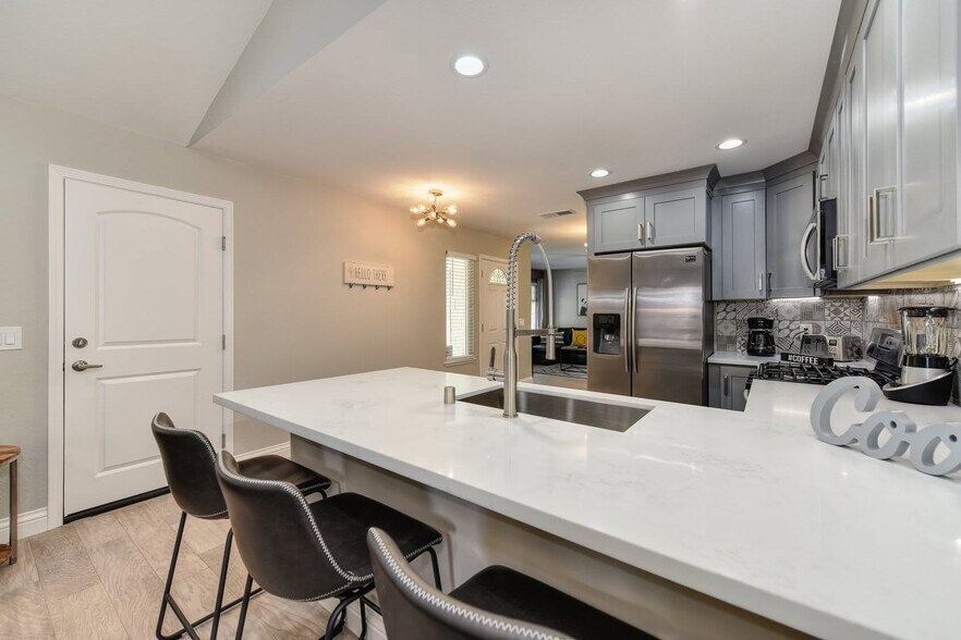 Building Photo - 7101 Stanford Oak Dr