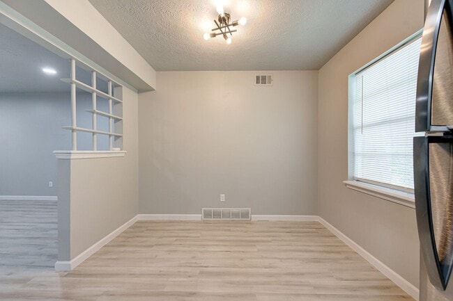 Building Photo - RECENTLY REMODELED!! 1 Bed 1 Bath 1 Mile West of OU Campus