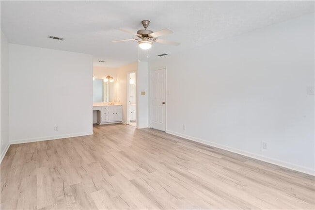 Building Photo - 4711 Nutmeg Way SW