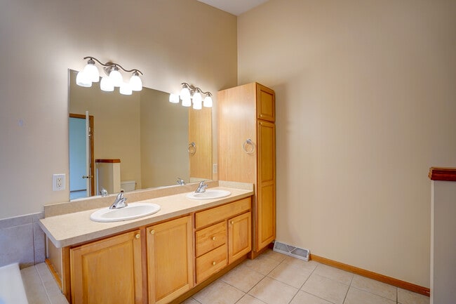 Building Photo - 1813 Carns Dr