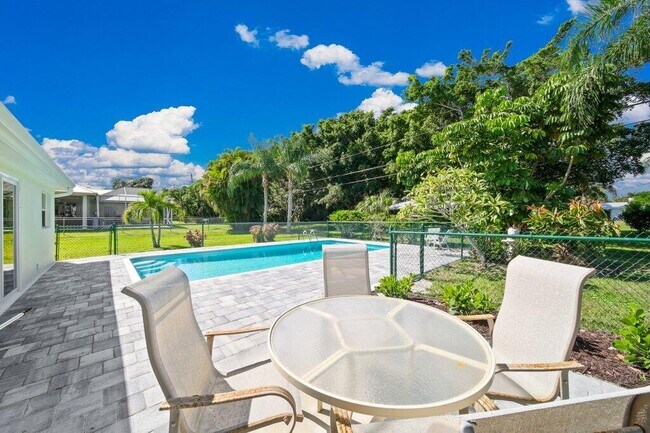 Building Photo - 2416 N W Everglades Blvd