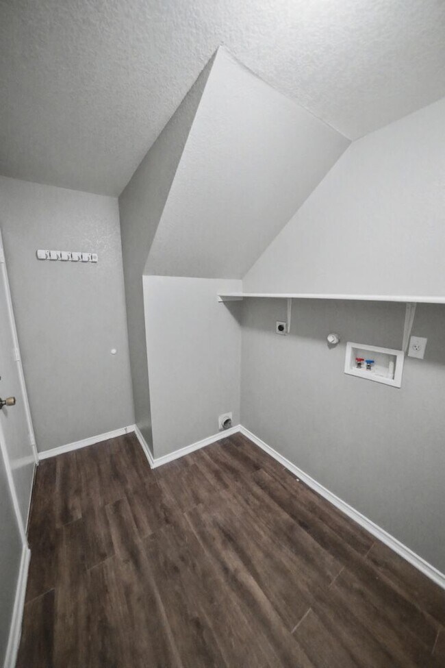 Building Photo - Spacious Cul-de-Sac Home with Greenbelt Privacy - Realtor Commission: $500