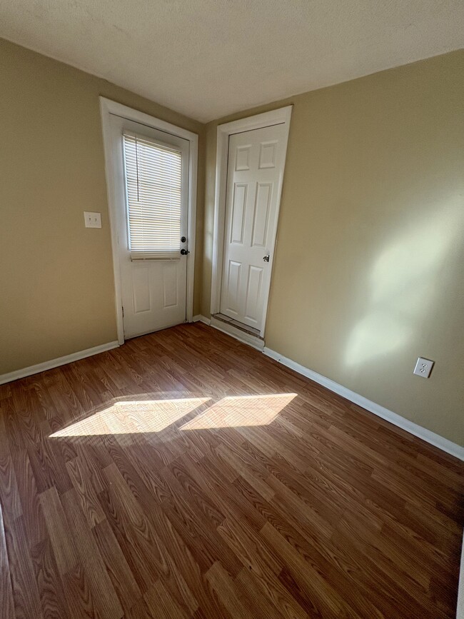 Building Photo - 150 S Sumner Ave