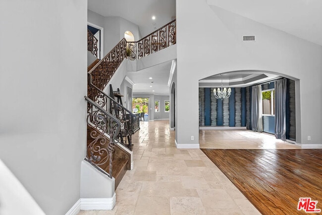 Building Photo - 4724 Noble Ave