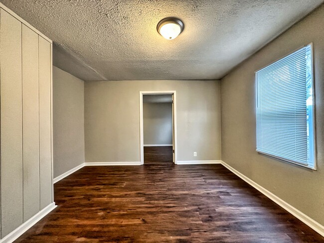 Building Photo - 3 bed 1 bath located on the East Side
