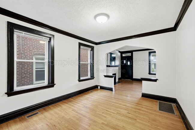 Building Photo - 5055 Lindenwood Ave