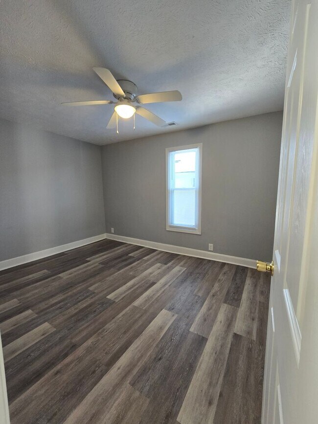 Building Photo - 2 bed 1 bath!