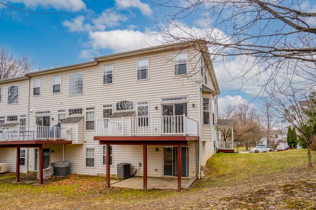 Building Photo - Beautiful Townhome End Unit w/ Garage!