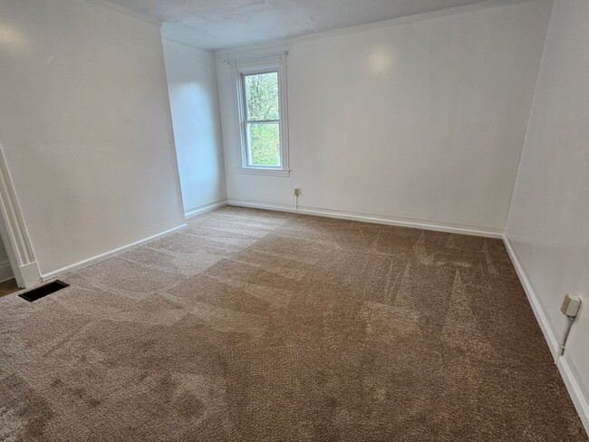 Building Photo - Spacious 3 bedroom 1 bath townhouse for re...