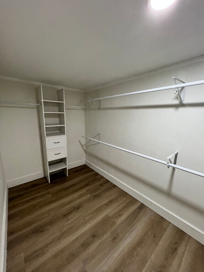 Building Photo - 5137 Dartmouth Ave N