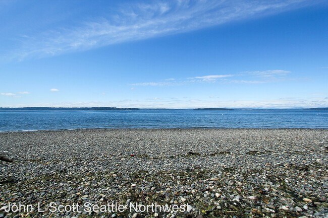 Building Photo - 7035 Beach Dr SW