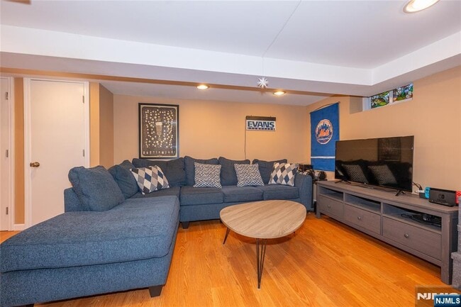 Building Photo - 16-15 Well Dr