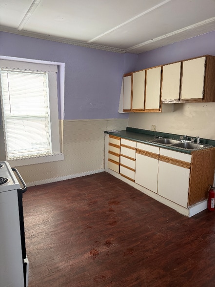 Building Photo - 12 Pine St