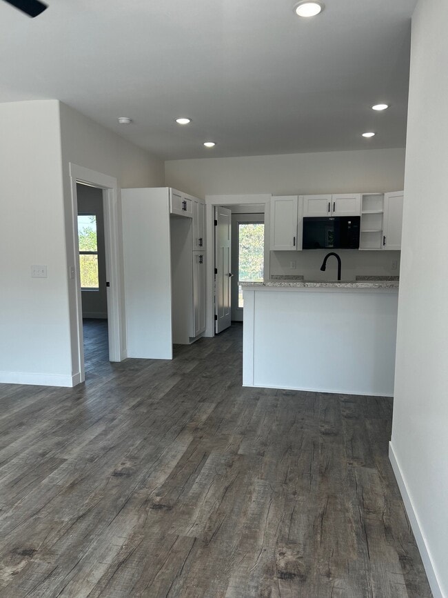 Building Photo - 585 Panich St