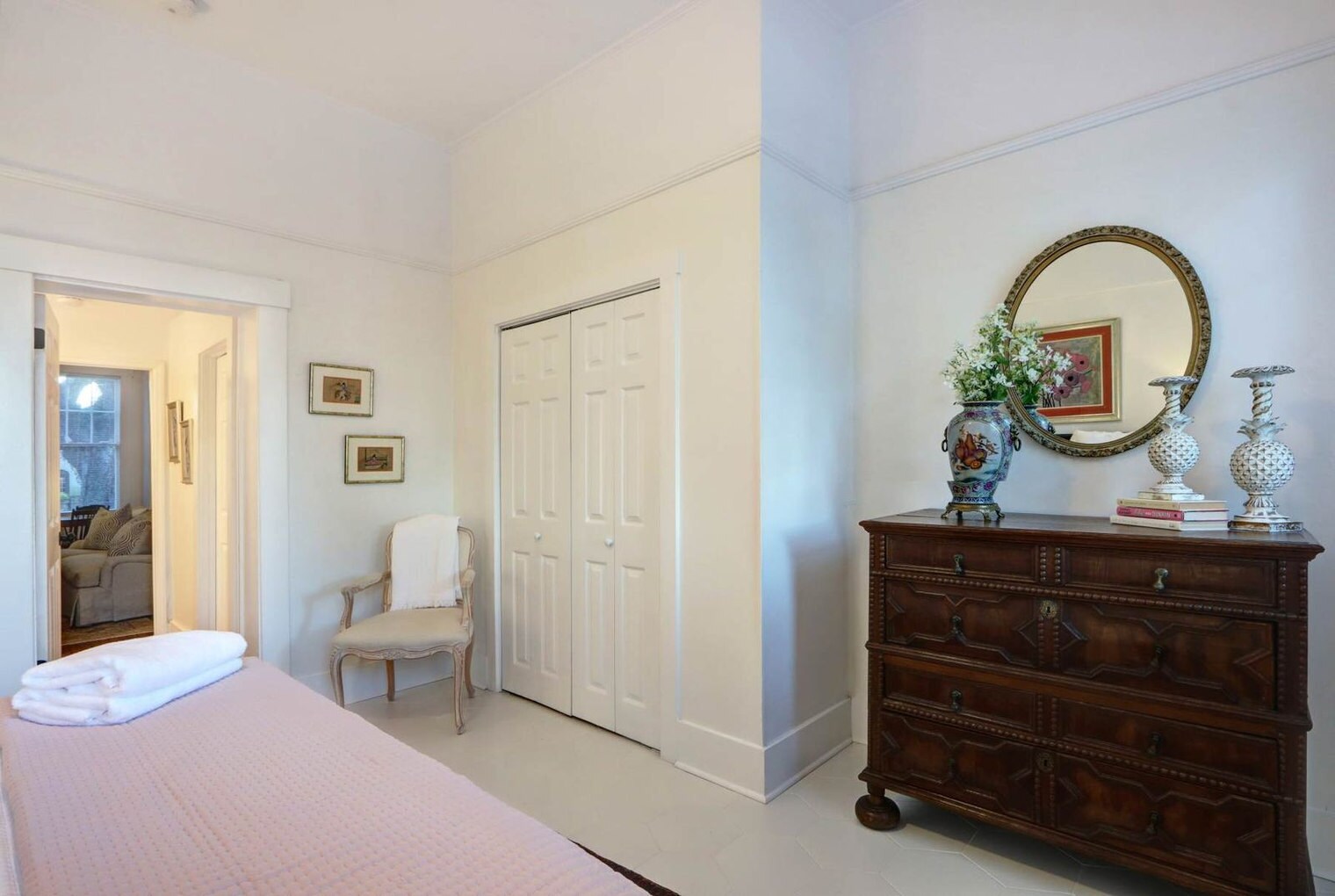 Building Photo - 306 E Victory Dr